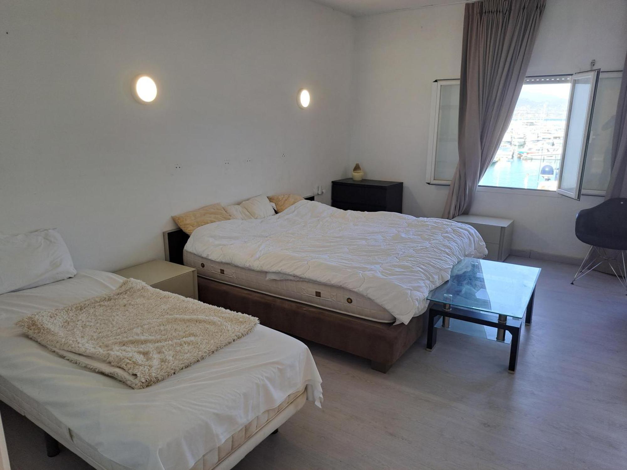 Hostel Huge Penthouse With Private Shared Terrace And Kitchen Views