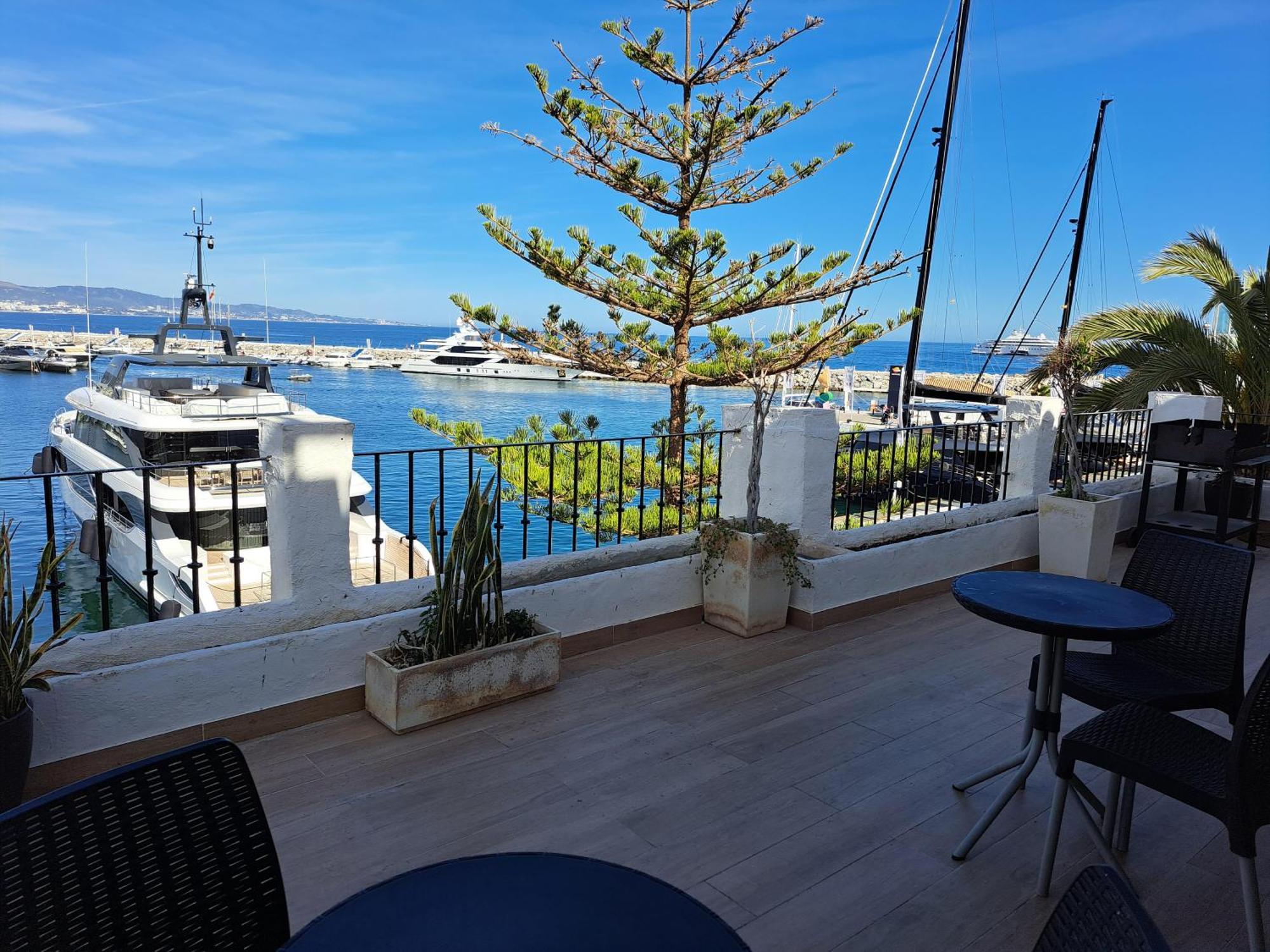 Huge Penthouse With Private Shared Terrace And Kitchen Views