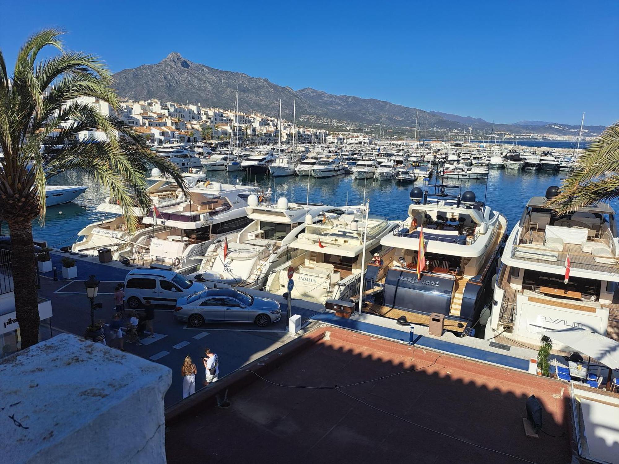 Huge Penthouse With Private Shared Terrace And Kitchen Views Hostel *