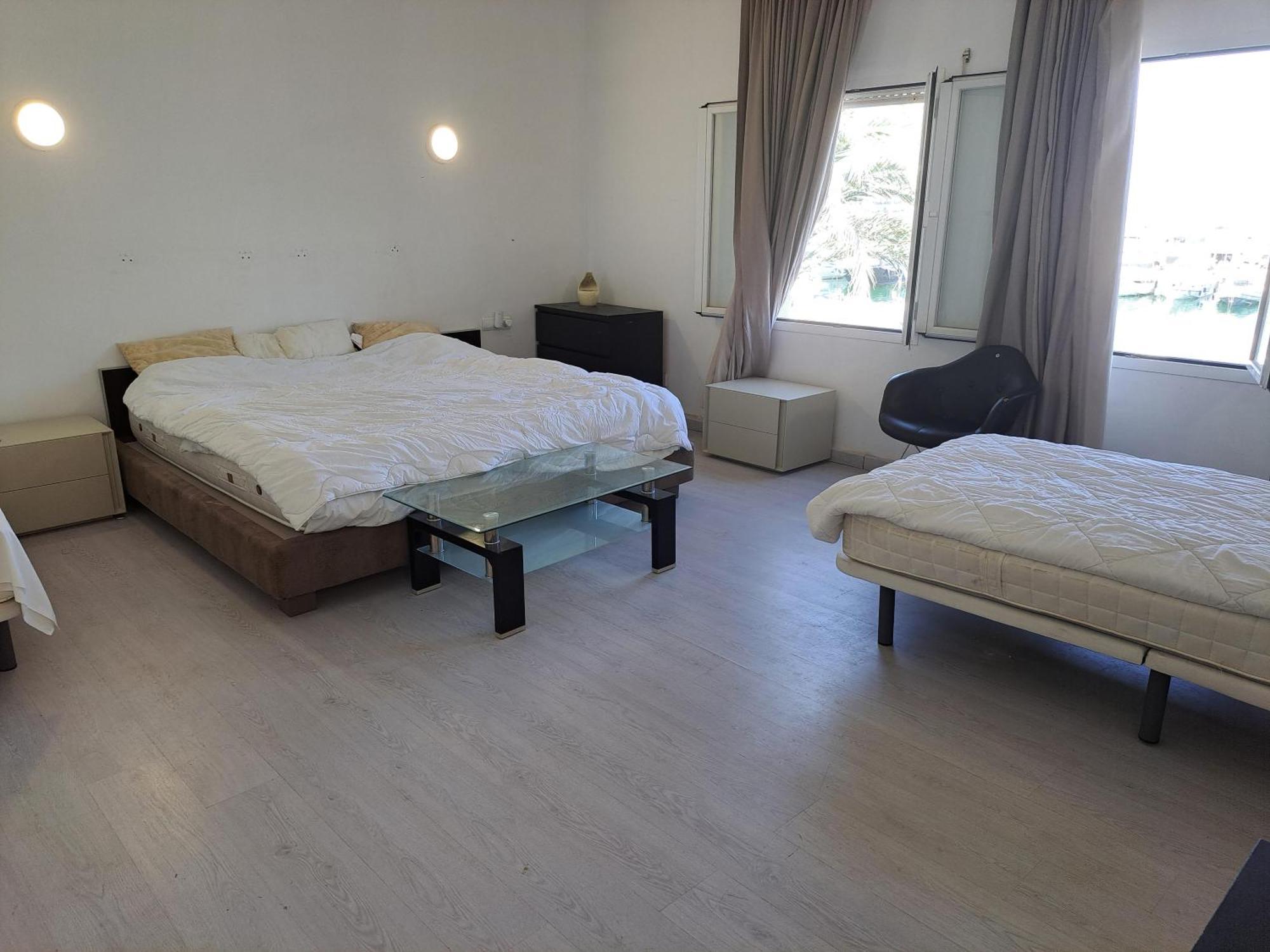 Huge Penthouse With Private Shared Terrace And Kitchen Views Hostel