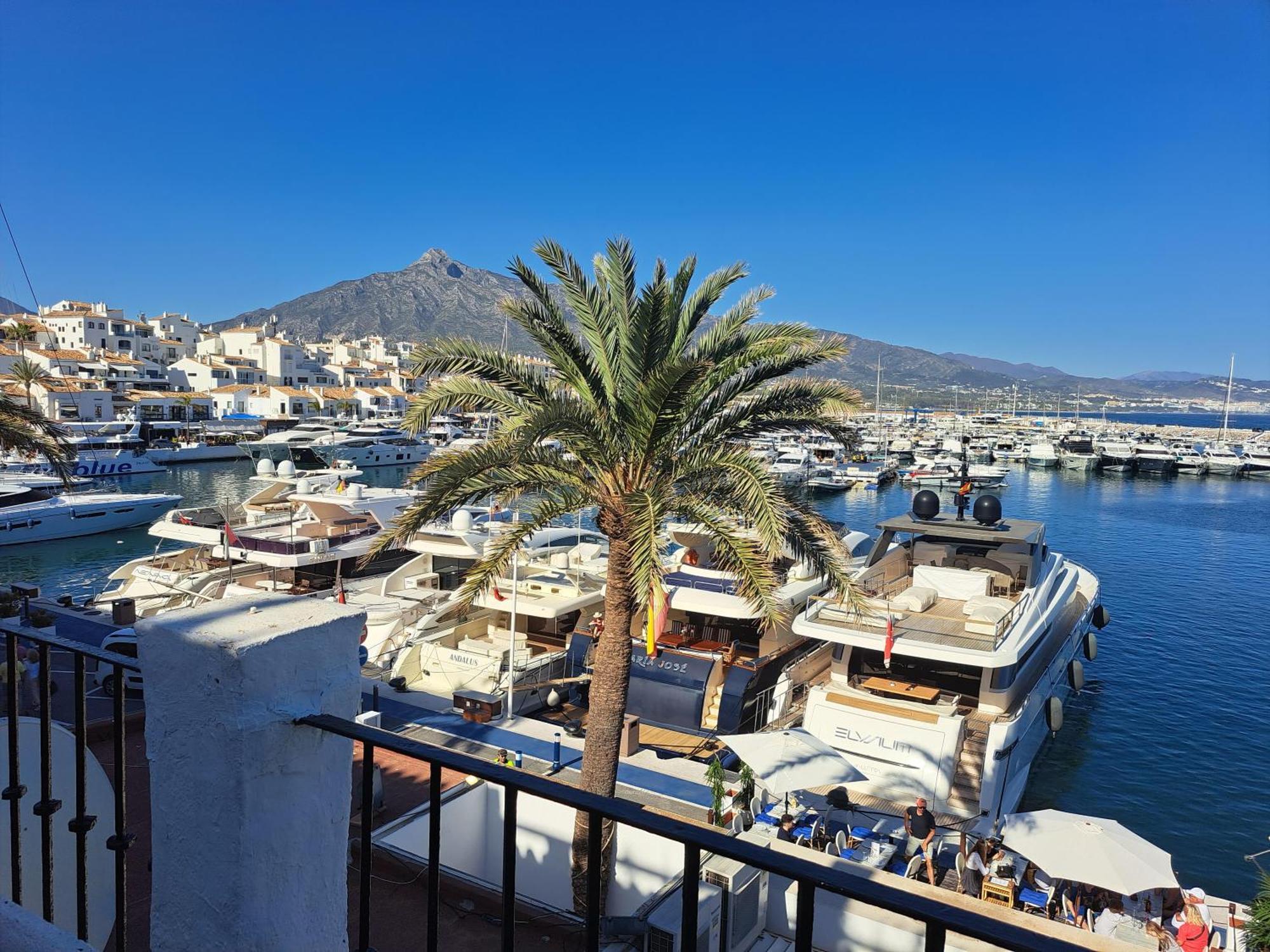 Huge Penthouse With Private Shared Terrace And Kitchen Views