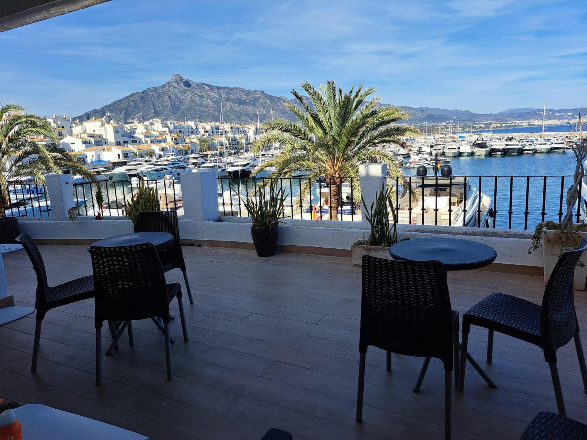 Huge Penthouse With Private Shared Terrace And Kitchen Views *