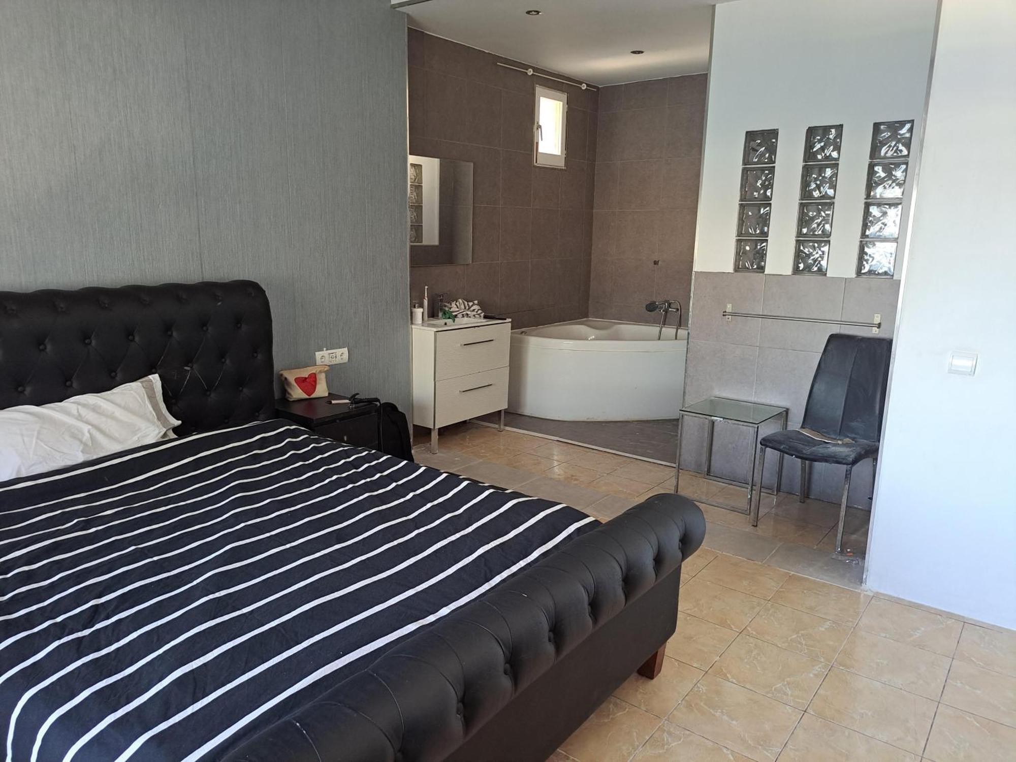 Hostel Huge Penthouse With Private Shared Terrace And Kitchen Views *